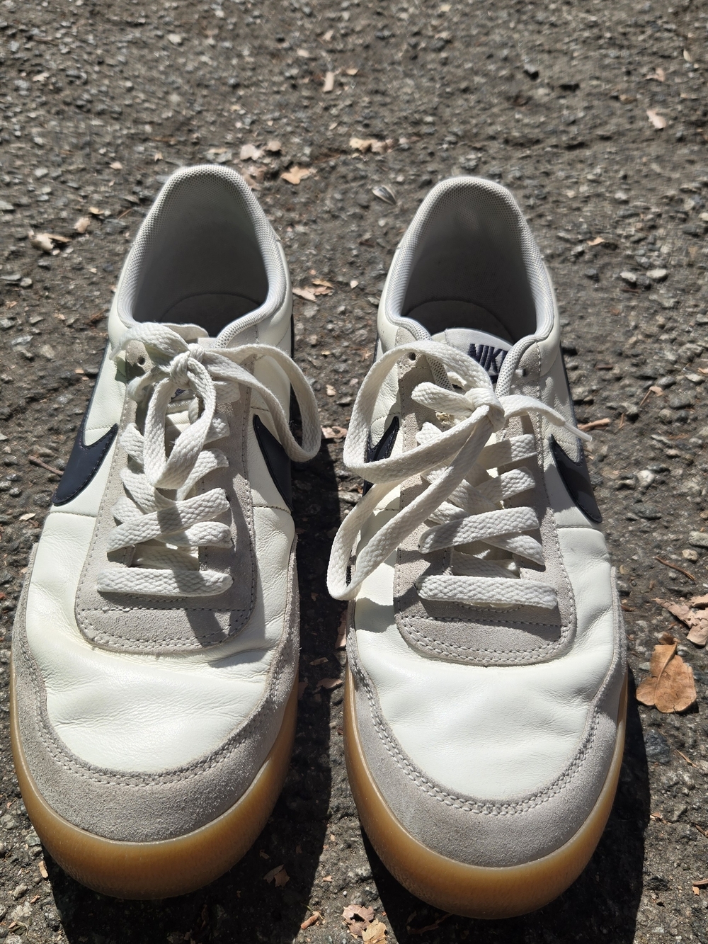 Nike Men White and Navy Low-Top Sneakers with Gum Sole